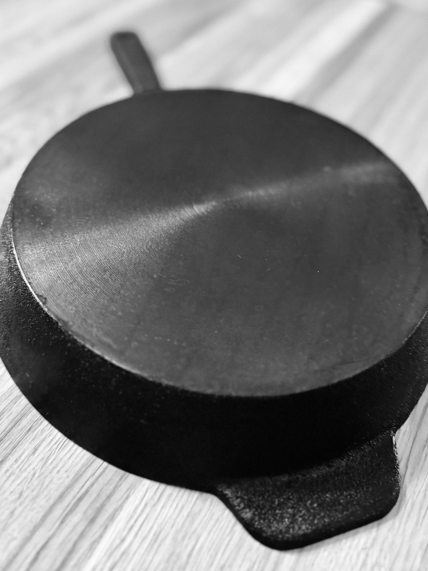 Cast iron skillet 24 cm